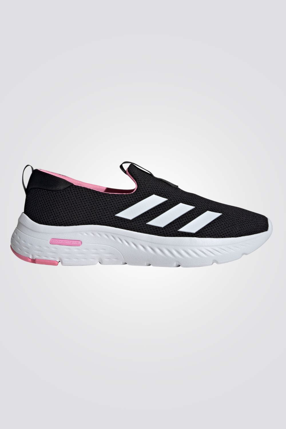 נעליים מבית המותג ADIDAS, בעלות מדרס פנימי רך במיוחד שעוטף את הרגל בנוחות בלתי מתפשרת. סולייה חיצונית עמידה שמספקת אחיזה מלאה בקרקע.