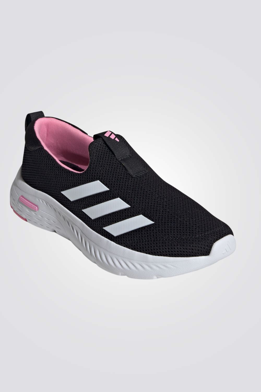 נעליים מבית המותג ADIDAS, בעלות מדרס פנימי רך במיוחד שעוטף את הרגל בנוחות בלתי מתפשרת. סולייה חיצונית עמידה שמספקת אחיזה מלאה בקרקע.