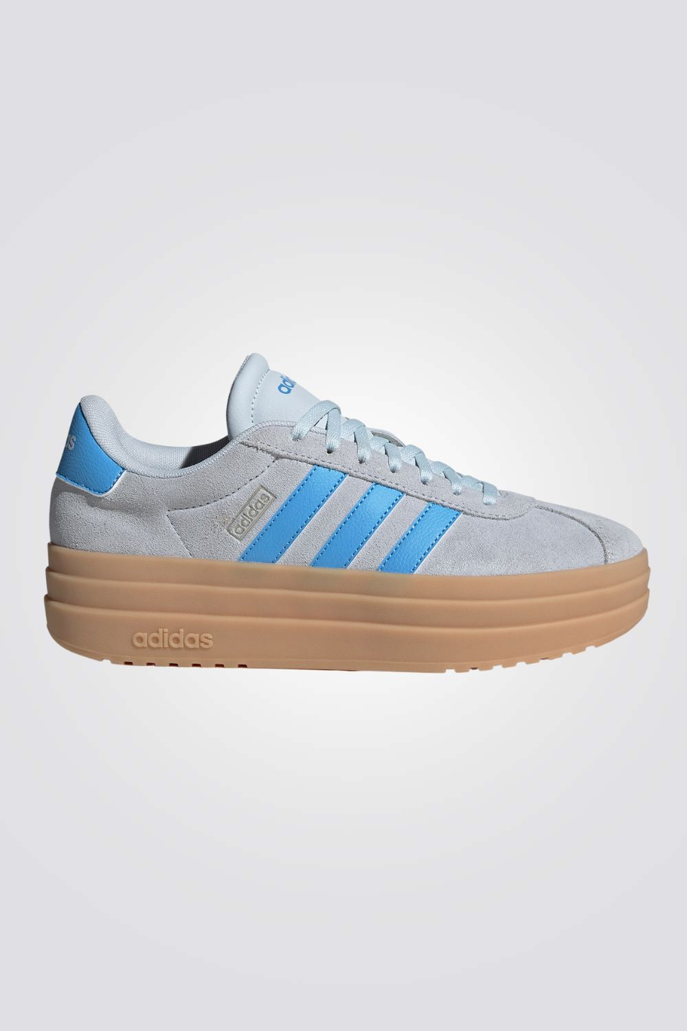 נעליים מבית המותג ADIDAS, בעלות מדרס פנימי רך במיוחד שעוטף את הרגל בנוחות בלתי מתפשרת. סולייה חיצונית עמידה שמספקת אחיזה מלאה בקרקע.