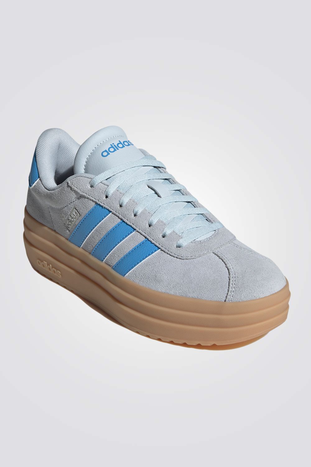 נעליים מבית המותג ADIDAS, בעלות מדרס פנימי רך במיוחד שעוטף את הרגל בנוחות בלתי מתפשרת. סולייה חיצונית עמידה שמספקת אחיזה מלאה בקרקע.