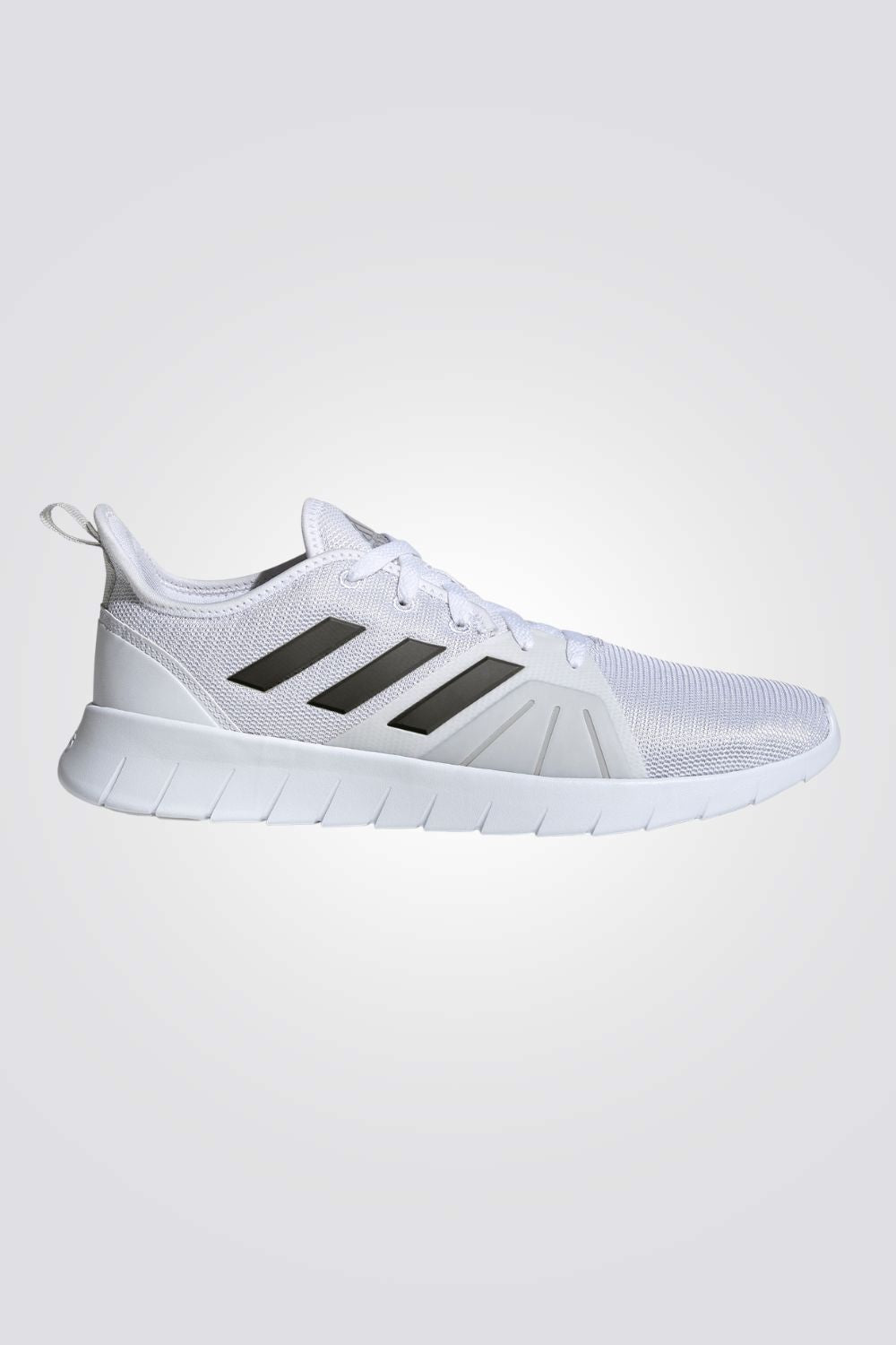 נעליים מבית המותג ADIDAS, בעלות מדרס פנימי רך במיוחד שעוטף את הרגל בנוחות בלתי מתפשרת. סולייה חיצונית עמידה שמספקת אחיזה מלאה בקרקע.