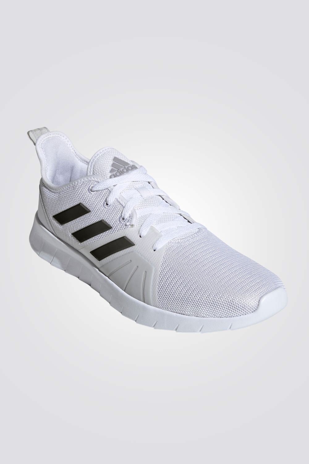 נעליים מבית המותג ADIDAS, בעלות מדרס פנימי רך במיוחד שעוטף את הרגל בנוחות בלתי מתפשרת. סולייה חיצונית עמידה שמספקת אחיזה מלאה בקרקע.