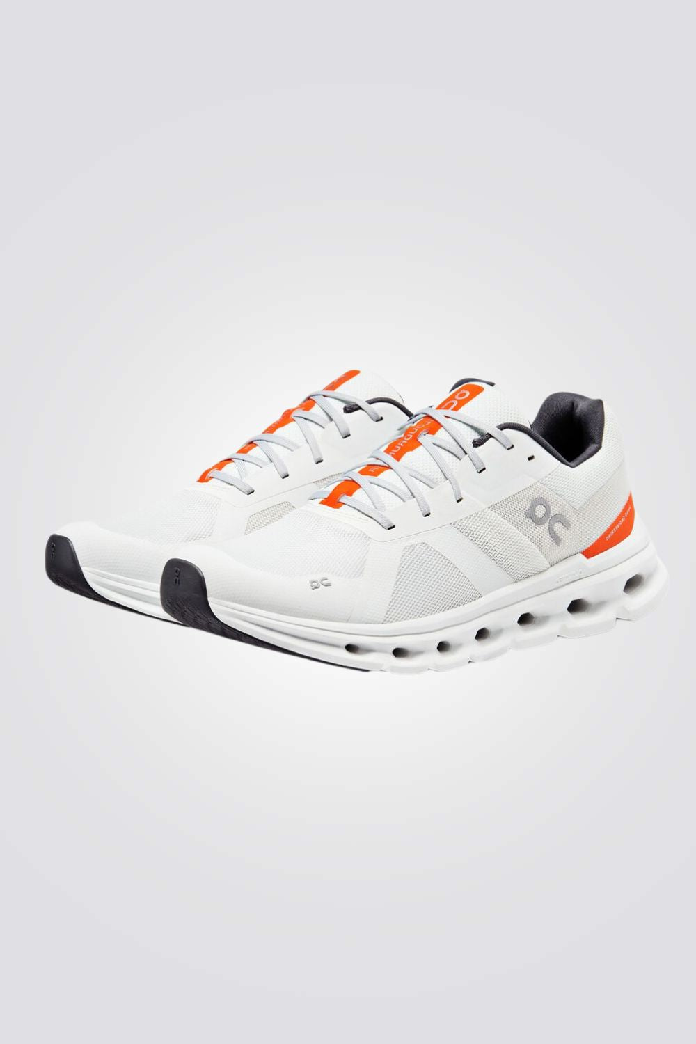 נעליים מבית המותג On Cloud , בעלות מדרס פנימי רך במיוחד שעוטף את הרגל בנוחות בלתי מתפשרת. סולייה חיצונית עמידה שמספקת אחיזה מלאה בקרקע. 