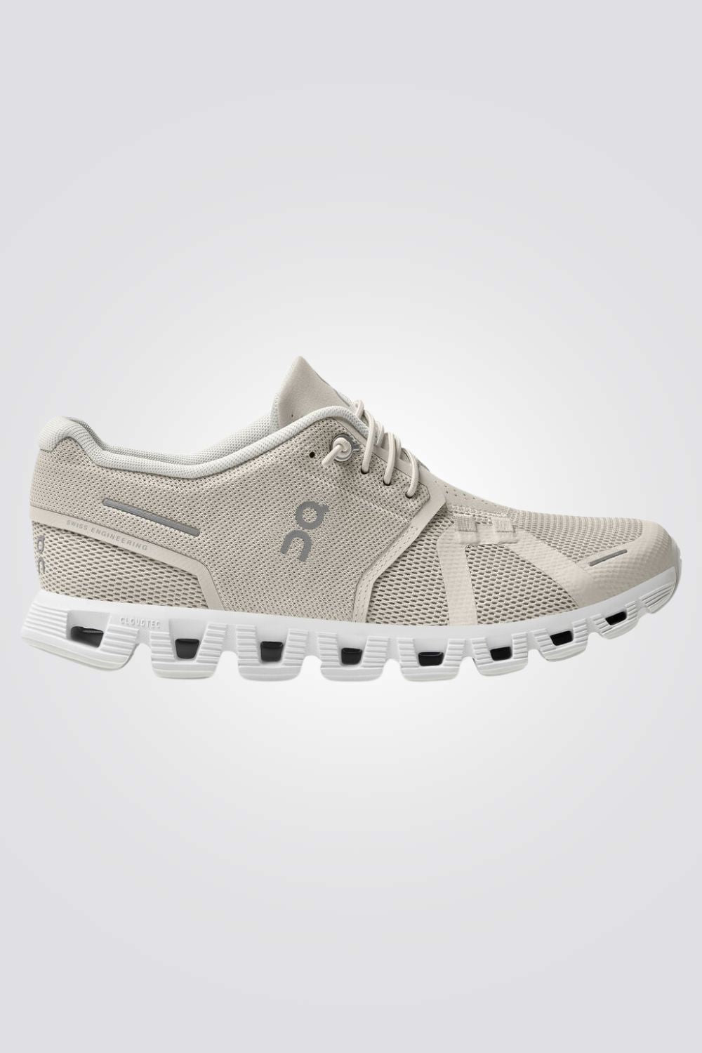 נעליים מבית המותג On Cloud , בעלות מדרס פנימי רך במיוחד שעוטף את הרגל בנוחות בלתי מתפשרת. סולייה חיצונית עמידה שמספקת אחיזה מלאה בקרקע. 