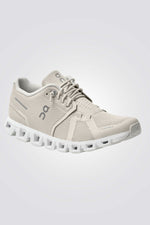 נעליים מבית המותג On Cloud , בעלות מדרס פנימי רך במיוחד שעוטף את הרגל בנוחות בלתי מתפשרת. סולייה חיצונית עמידה שמספקת אחיזה מלאה בקרקע. 