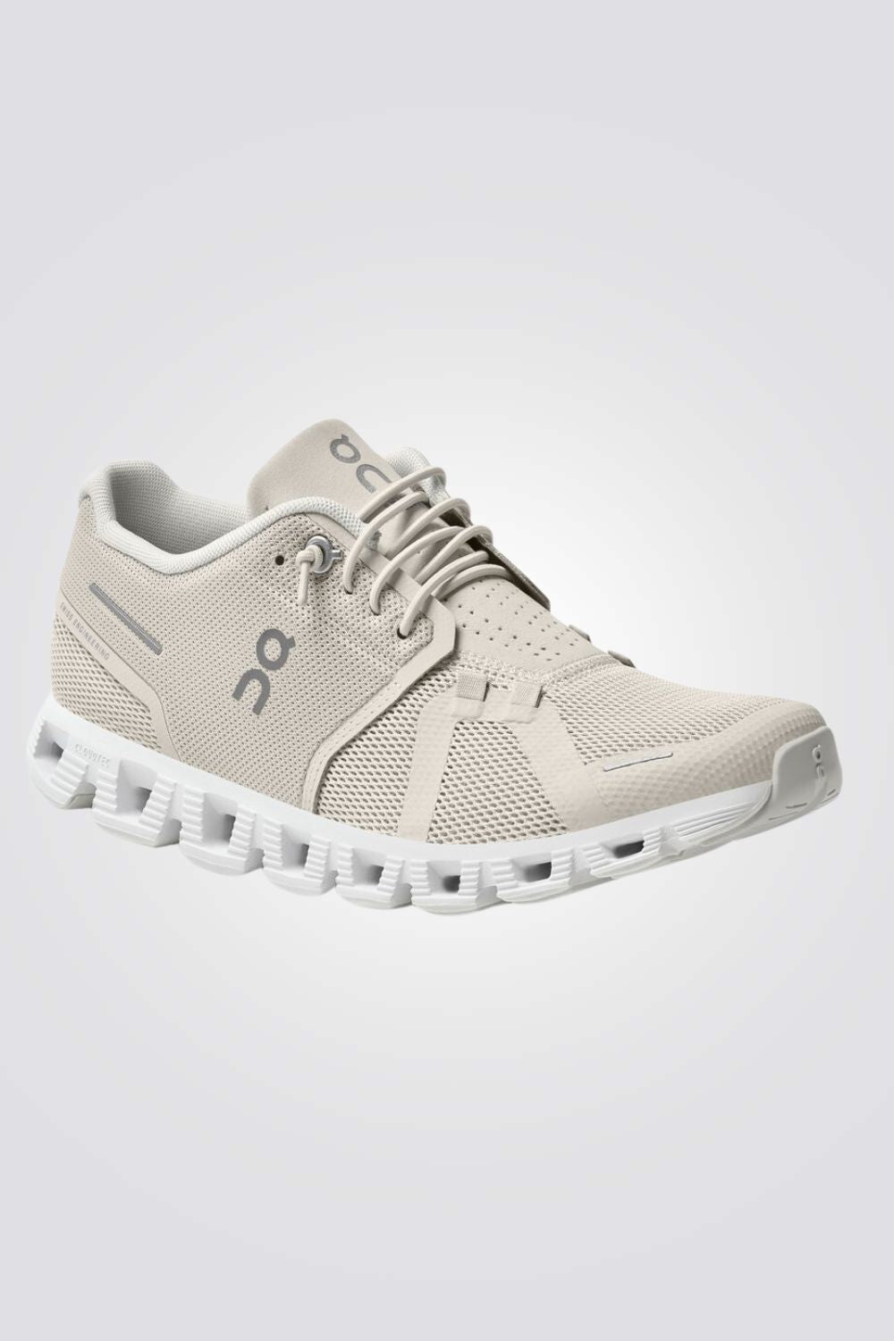 נעליים מבית המותג On Cloud , בעלות מדרס פנימי רך במיוחד שעוטף את הרגל בנוחות בלתי מתפשרת. סולייה חיצונית עמידה שמספקת אחיזה מלאה בקרקע. 