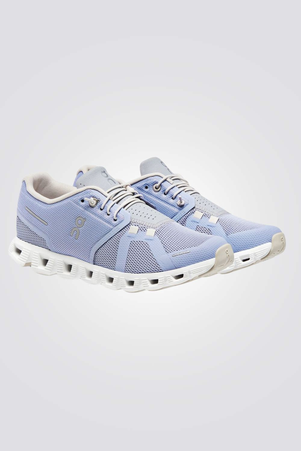 נעליים מבית המותג On Cloud , בעלות מדרס פנימי רך במיוחד שעוטף את הרגל בנוחות בלתי מתפשרת. סולייה חיצונית עמידה שמספקת אחיזה מלאה בקרקע. 