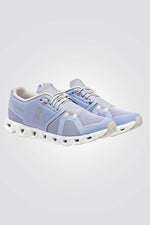 נעליים מבית המותג On Cloud , בעלות מדרס פנימי רך במיוחד שעוטף את הרגל בנוחות בלתי מתפשרת. סולייה חיצונית עמידה שמספקת אחיזה מלאה בקרקע. 