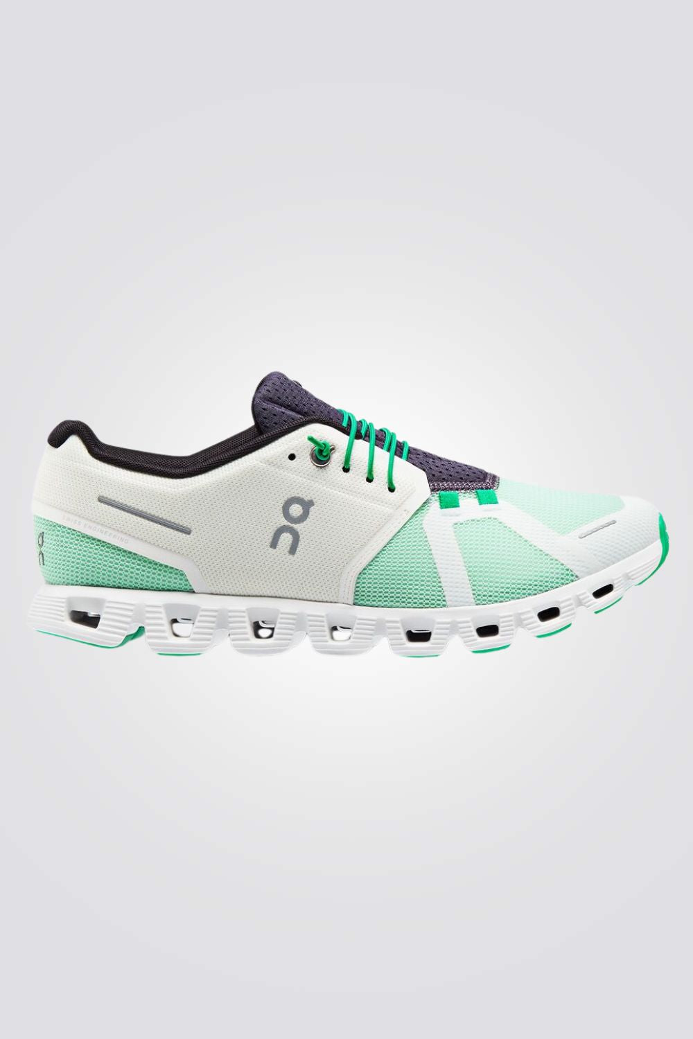 נעליים מבית המותג On Cloud , בעלות מדרס פנימי רך במיוחד שעוטף את הרגל בנוחות בלתי מתפשרת. סולייה חיצונית עמידה שמספקת אחיזה מלאה בקרקע. 