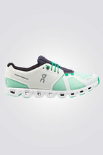 נעליים מבית המותג On Cloud , בעלות מדרס פנימי רך במיוחד שעוטף את הרגל בנוחות בלתי מתפשרת. סולייה חיצונית עמידה שמספקת אחיזה מלאה בקרקע. 