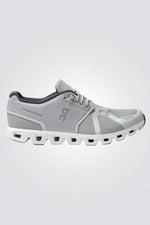 נעליים מבית המותג On Cloud , בעלות מדרס פנימי רך במיוחד שעוטף את הרגל בנוחות בלתי מתפשרת. סולייה חיצונית עמידה שמספקת אחיזה מלאה בקרקע. 