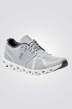 נעליים מבית המותג On Cloud , בעלות מדרס פנימי רך במיוחד שעוטף את הרגל בנוחות בלתי מתפשרת. סולייה חיצונית עמידה שמספקת אחיזה מלאה בקרקע. 