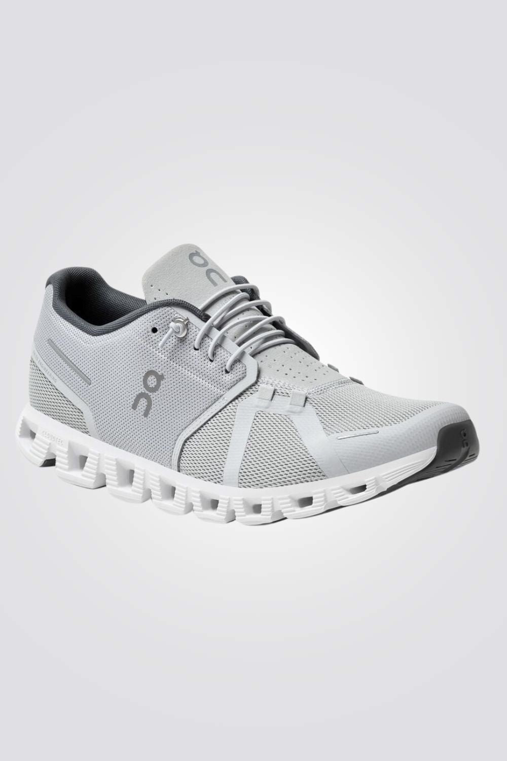 נעליים מבית המותג On Cloud , בעלות מדרס פנימי רך במיוחד שעוטף את הרגל בנוחות בלתי מתפשרת. סולייה חיצונית עמידה שמספקת אחיזה מלאה בקרקע. 