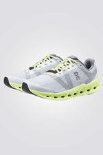 נעליים מבית המותג On Cloud , בעלות מדרס פנימי רך במיוחד שעוטף את הרגל בנוחות בלתי מתפשרת. סולייה חיצונית עמידה שמספקת אחיזה מלאה בקרקע. 