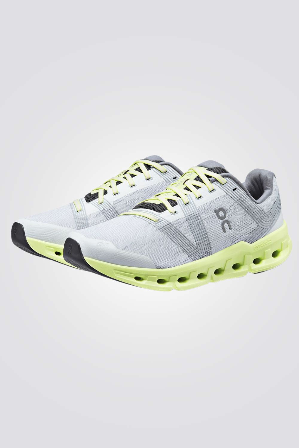 נעליים מבית המותג On Cloud , בעלות מדרס פנימי רך במיוחד שעוטף את הרגל בנוחות בלתי מתפשרת. סולייה חיצונית עמידה שמספקת אחיזה מלאה בקרקע. 