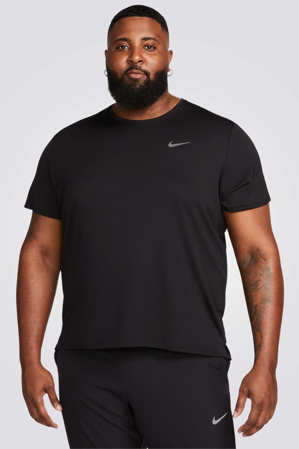 חולצה מבית המותג NIKE , עשויה מבד מנדף זיעה ששומר על הגוף שלך מאורר לאורך האימון.