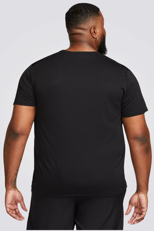חולצה מבית המותג NIKE , עשויה מבד מנדף זיעה ששומר על הגוף שלך מאורר לאורך האימון.