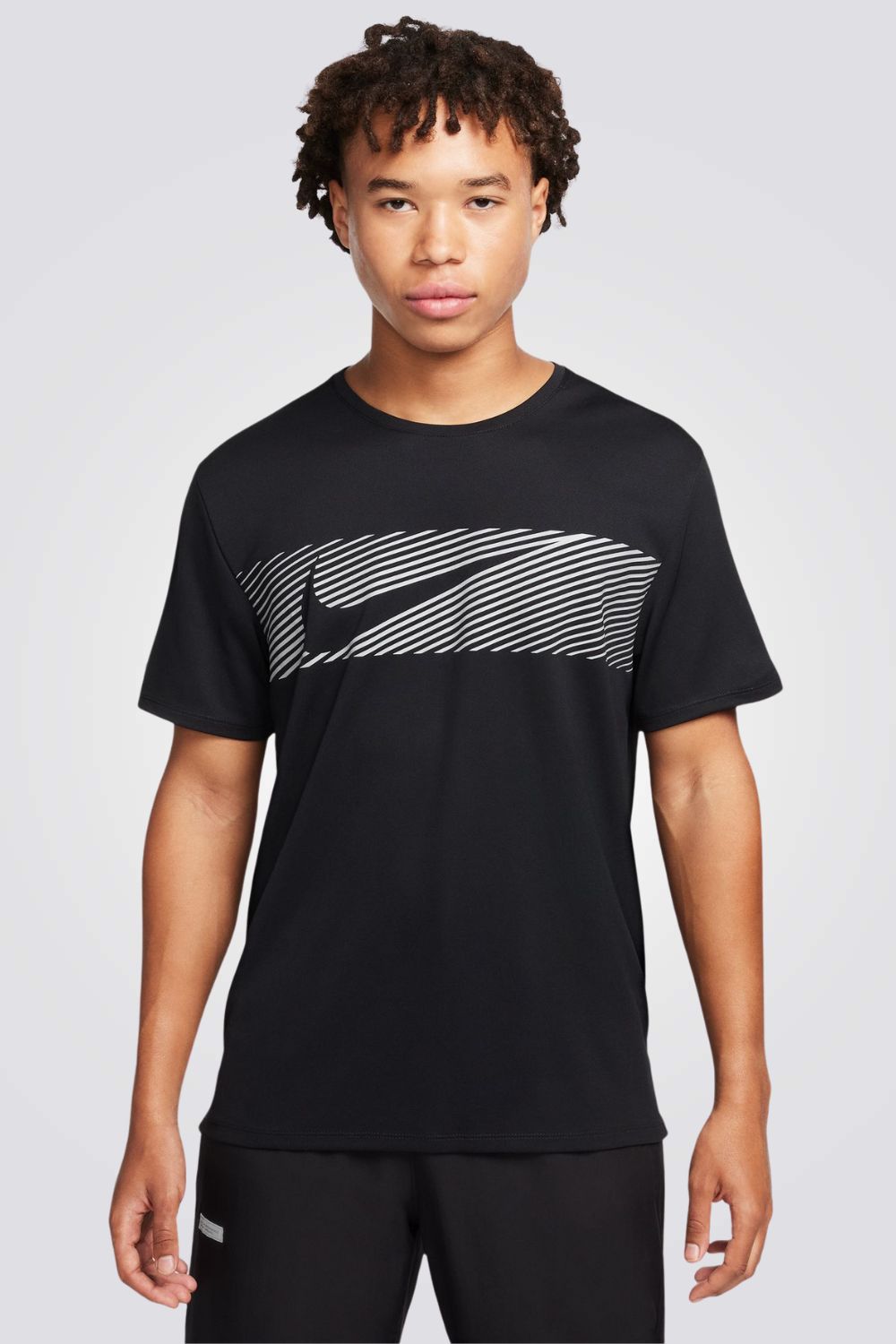 חולצה מבית המותג NIKE , עשויה מבד מנדף זיעה ששומר על הגוף שלך מאורר לאורך האימון. פריטים מחזירי אור שמאפשרים לך להתאמן בכל שעות היום.