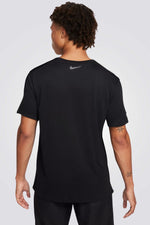 חולצה מבית המותג NIKE , עשויה מבד מנדף זיעה ששומר על הגוף שלך מאורר לאורך האימון. פריטים מחזירי אור שמאפשרים לך להתאמן בכל שעות היום.