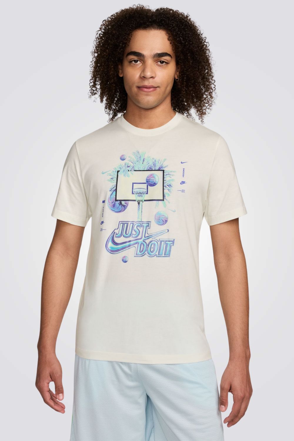 חולצה מבית המותג NIKE , עשויה מבד נוח ומשלבת בין אופנתיות לנוחות בלתי מתפשרת