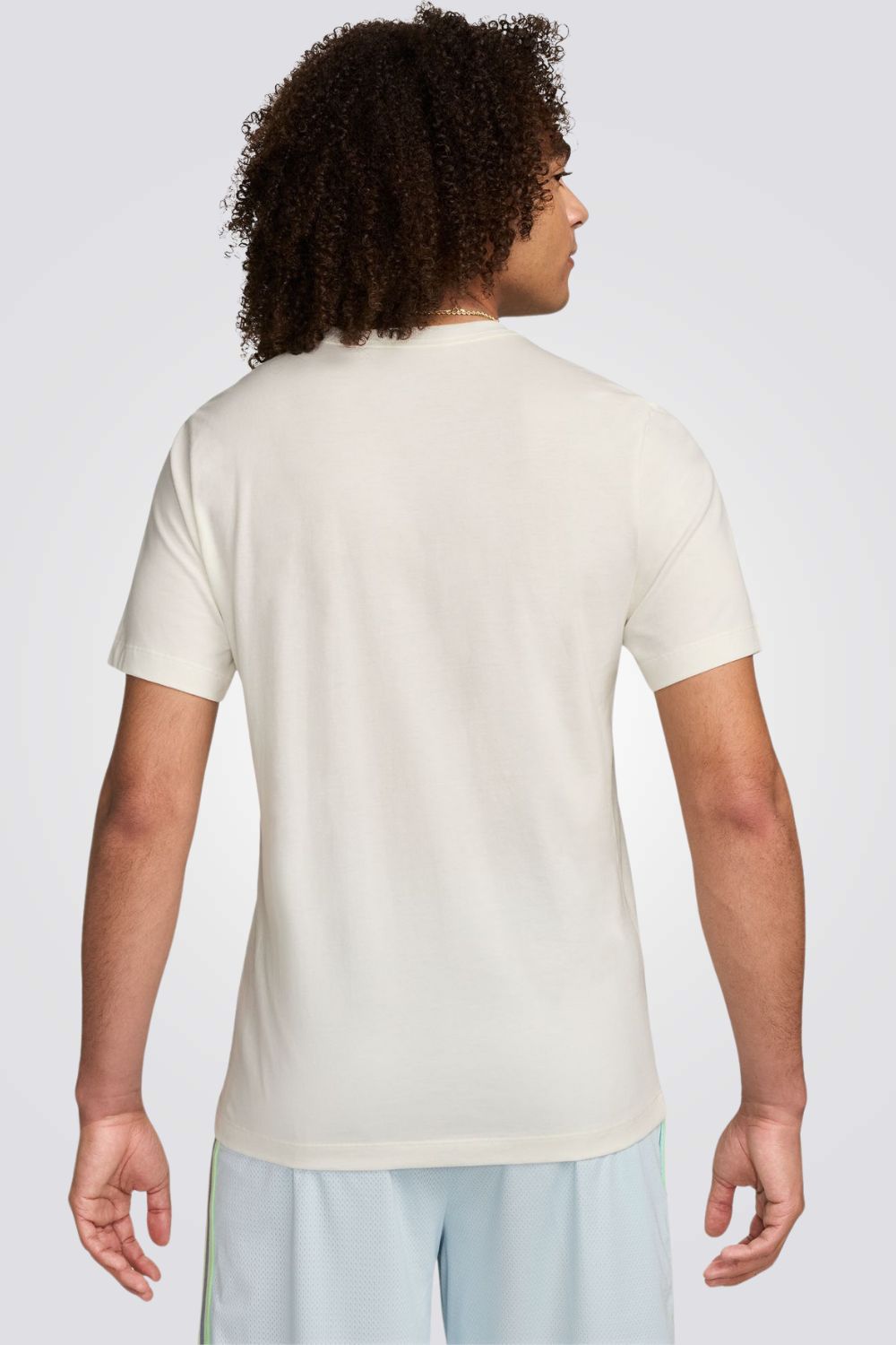 חולצה מבית המותג NIKE , עשויה מבד נוח ומשלבת בין אופנתיות לנוחות בלתי מתפשרת