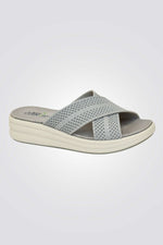 כפכפים מבית המותג LADY COMFORT בעלות מדרס פנימי רך במיוחד שעוטף את הרגל בנוחות בלתי מתפשרת. סולייה חיצונית עמידה שמספקת אחיזה מלאה בקרקע.