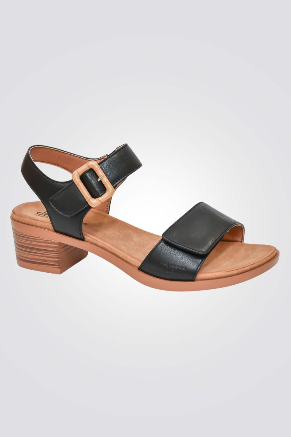 סנדלים מבית המותג LADY COMFORT בעלות מדרס פנימי רך במיוחד שעוטף את הרגל בנוחות בלתי מתפשרת. סולייה חיצונית עמידה שמספקת אחיזה מלאה בקרקע.