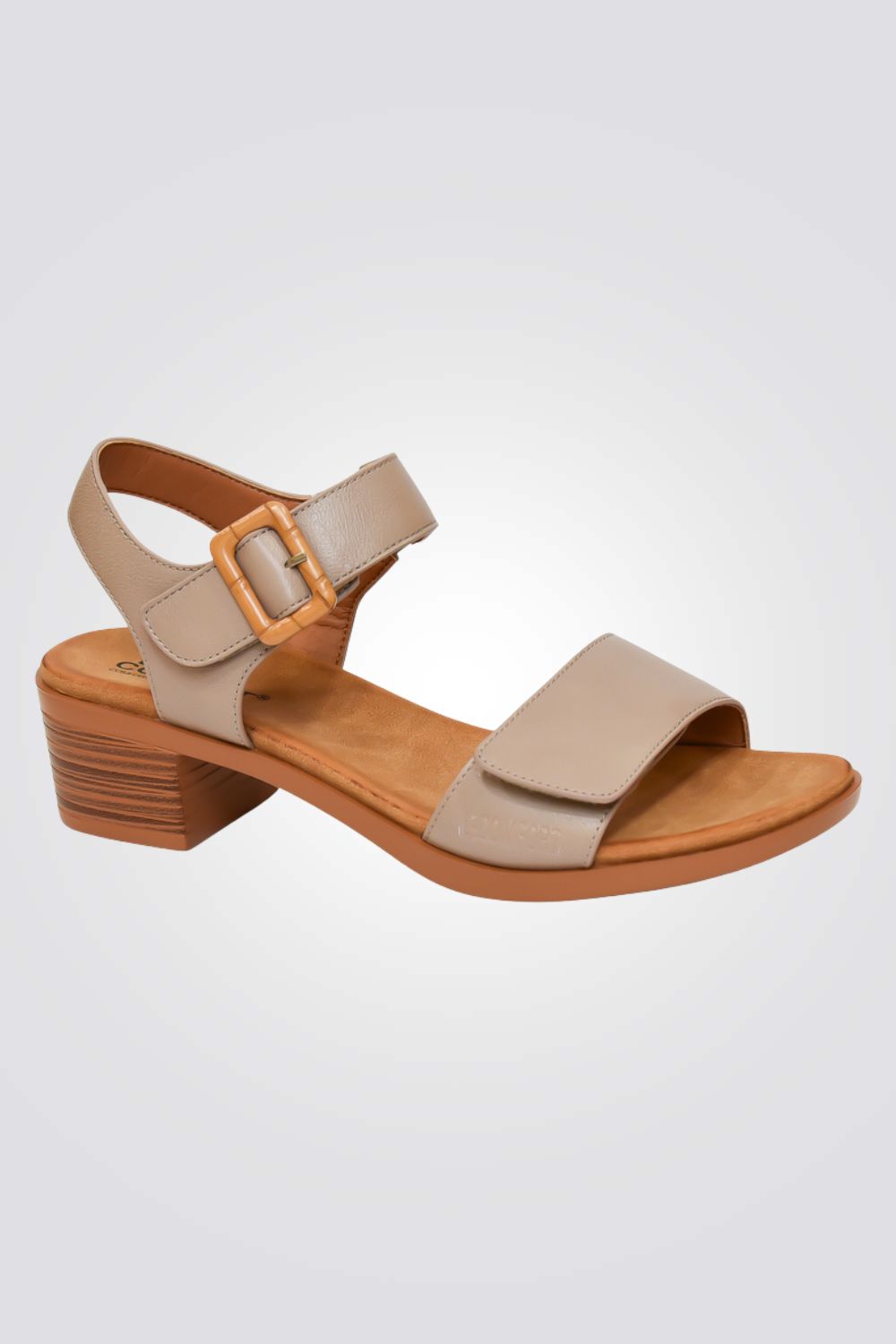 סנדלים מבית המותג LADY COMFORT בעלות מדרס פנימי רך במיוחד שעוטף את הרגל בנוחות בלתי מתפשרת. סולייה חיצונית עמידה שמספקת אחיזה מלאה בקרקע.