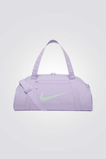 תיק מבית המותג NIKE בעל תא ראשי רחב עם רוכסן כפול שמאפשר איחסון נוח במיוחד לחפצים שלך, כיסים מרובים בעלי גישה נוחה לאיחסון נוח ומאורגן, רצועות כתף מתכוננות הניתנות להסרה לנשיאה נוחה ואפשרות נוספת לנשיאה באמצעות ידיות.