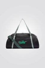 תיק מבית המותג NIKE בעל תא ראשי רחב עם רוכסן כפול שמאפשר איחסון נוח במיוחד לחפצים שלך, כיסים מרובים בעלי גישה נוחה לאיחסון נוח ומאורגן, רצועות כתף מתכוננות הניתנות להסרה לנשיאה נוחה ואפשרות נוספת לנשיאה באמצעות ידיות.