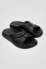 כפכפים מבית המותג MELLISA בעלות מדרס פנימי רך במיוחד שעוטף את הרגל בנוחות בלתי מתפשרת. סולייה חיצונית עמידה שמספקת אחיזה מלאה בקרקע