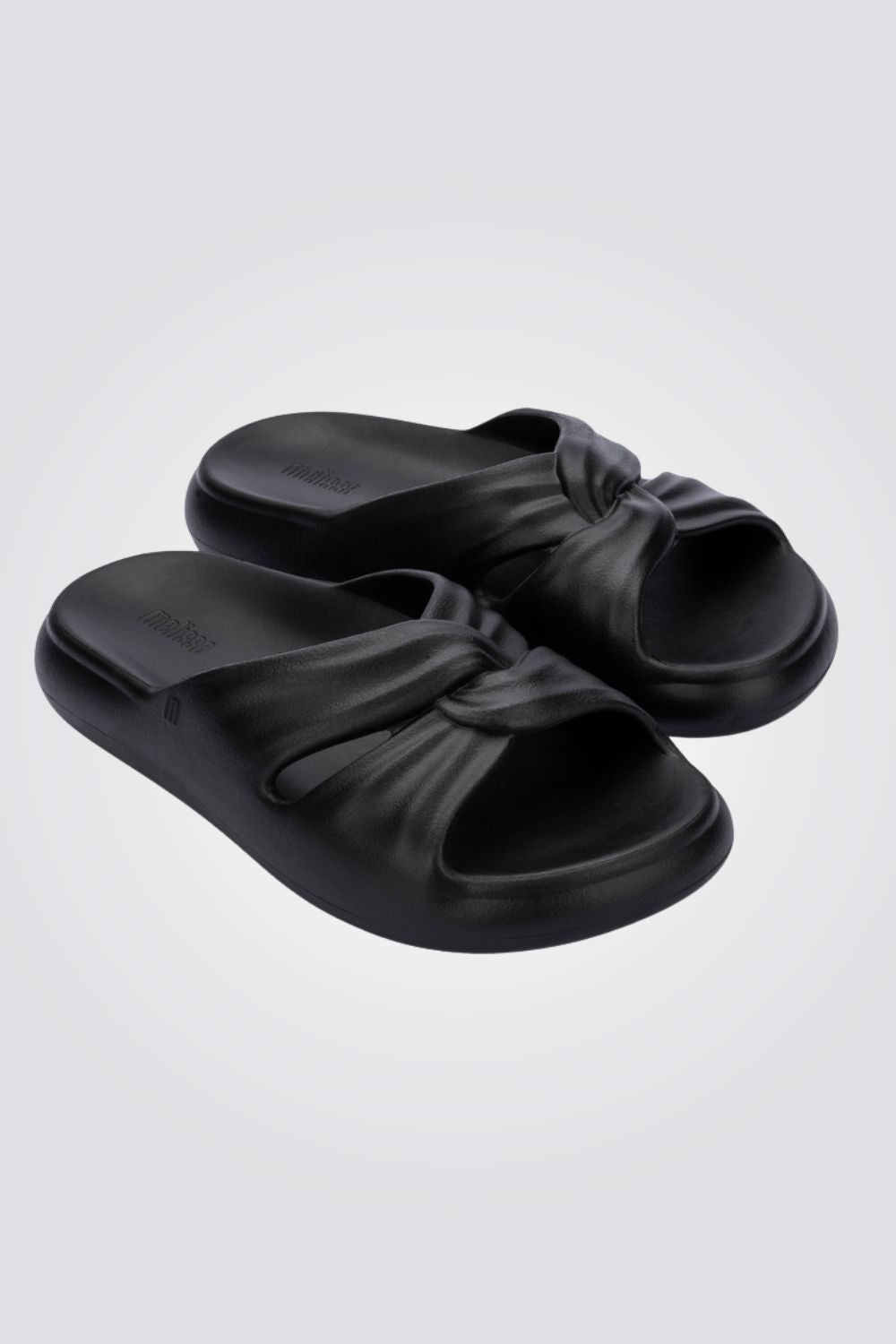 כפכפים מבית המותג MELLISA בעלות מדרס פנימי רך במיוחד שעוטף את הרגל בנוחות בלתי מתפשרת. סולייה חיצונית עמידה שמספקת אחיזה מלאה בקרקע