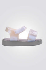 סנדלים מבית המותג MELLISA בעלות מדרס פנימי רך במיוחד שעוטף את הרגל בנוחות בלתי מתפשרת. סולייה חיצונית עמידה שמספקת אחיזה מלאה בקרקע. רצועה אחורית וקדמית בסגירת סקוטש להתאמה מושלמת.