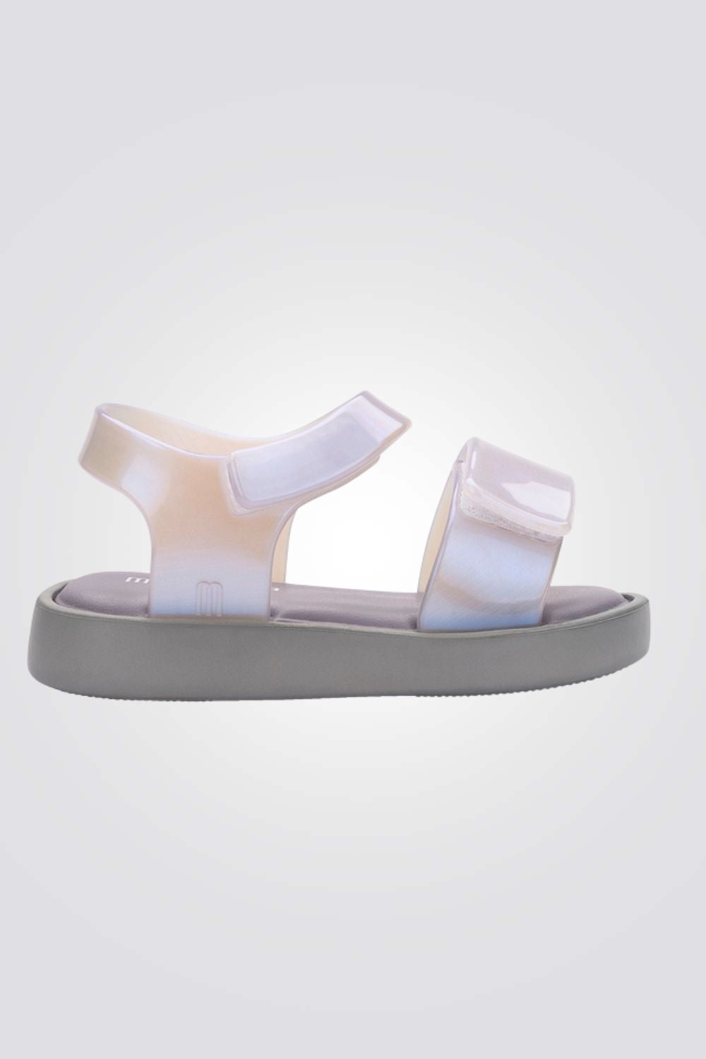 סנדלים מבית המותג MELLISA בעלות מדרס פנימי רך במיוחד שעוטף את הרגל בנוחות בלתי מתפשרת. סולייה חיצונית עמידה שמספקת אחיזה מלאה בקרקע. רצועה אחורית וקדמית בסגירת סקוטש להתאמה מושלמת.