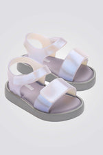 סנדלים מבית המותג MELLISA בעלות מדרס פנימי רך במיוחד שעוטף את הרגל בנוחות בלתי מתפשרת. סולייה חיצונית עמידה שמספקת אחיזה מלאה בקרקע. רצועה אחורית וקדמית בסגירת סקוטש להתאמה מושלמת.