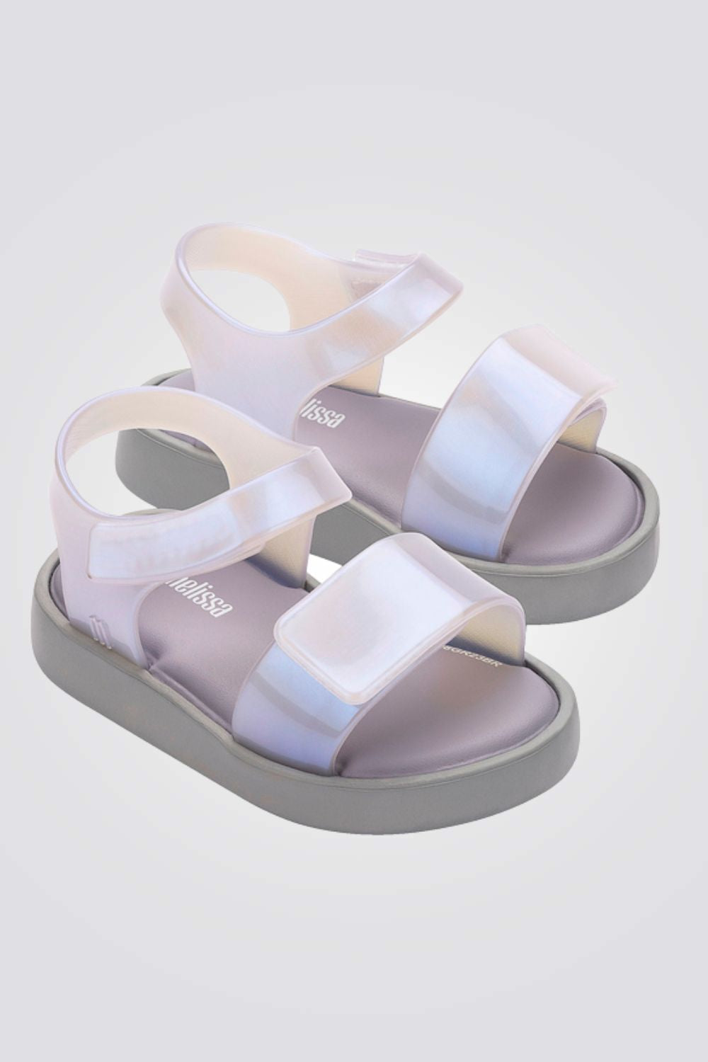 סנדלים מבית המותג MELLISA בעלות מדרס פנימי רך במיוחד שעוטף את הרגל בנוחות בלתי מתפשרת. סולייה חיצונית עמידה שמספקת אחיזה מלאה בקרקע. רצועה אחורית וקדמית בסגירת סקוטש להתאמה מושלמת.