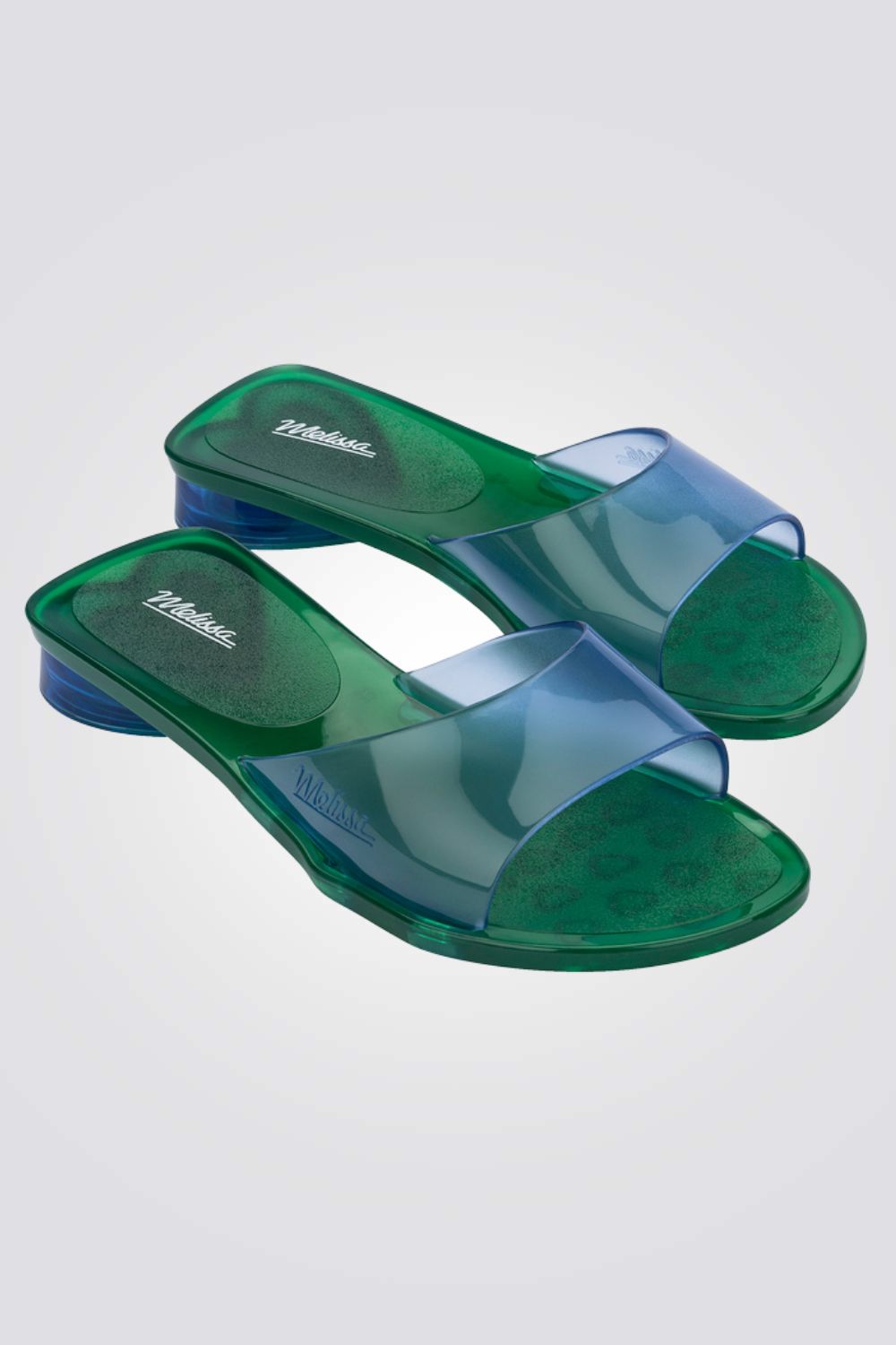 כפכפים מבית המותג MELLISA בעלות מדרס פנימי רך במיוחד שעוטף את הרגל בנוחות בלתי מתפשרת. סולייה חיצונית עמידה שמספקת אחיזה מלאה בקרקע.