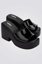 כפכפים מבית המותג MELLISA בעלות מדרס פנימי רך במיוחד שעוטף את הרגל בנוחות בלתי מתפשרת. סולייה חיצונית עמידה שמספקת אחיזה מלאה בקרקע.