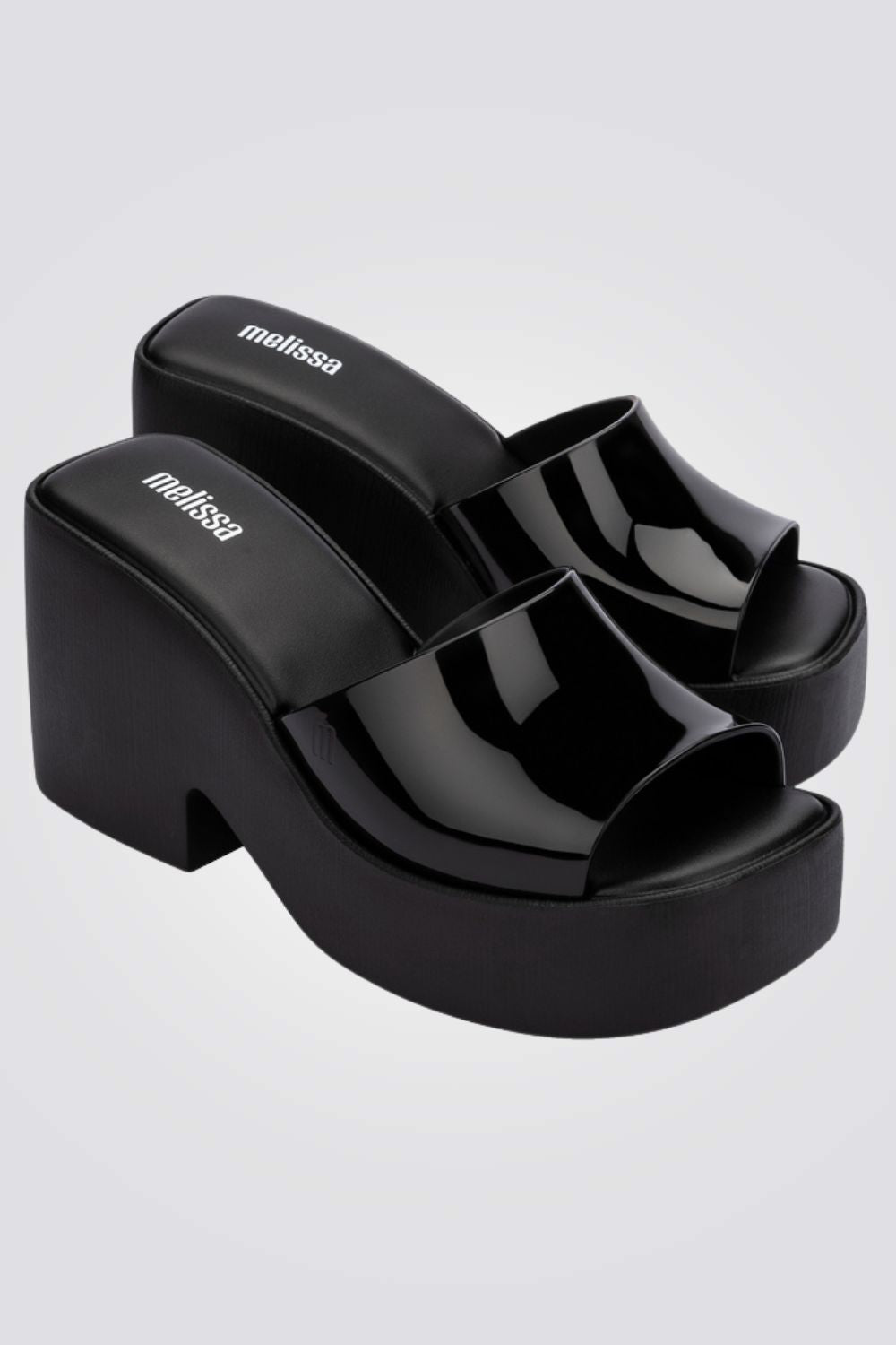 כפכפים מבית המותג MELLISA בעלות מדרס פנימי רך במיוחד שעוטף את הרגל בנוחות בלתי מתפשרת. סולייה חיצונית עמידה שמספקת אחיזה מלאה בקרקע.