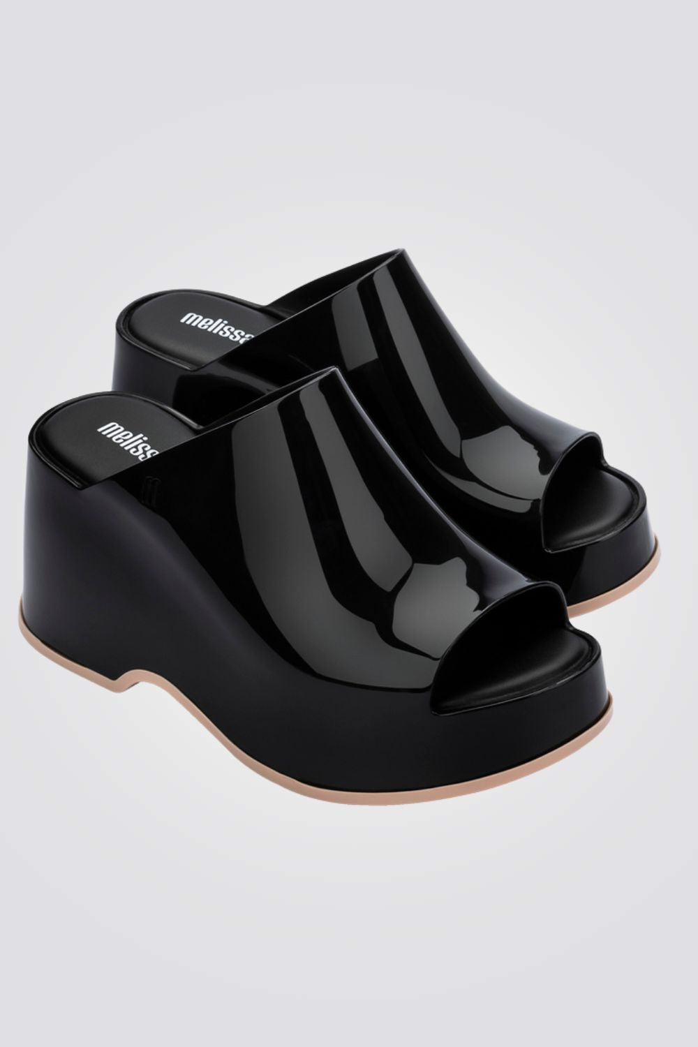 כפכפים מבית המותג MELLISA בעלות מדרס פנימי רך במיוחד שעוטף את הרגל בנוחות בלתי מתפשרת. סולייה חיצונית עמידה שמספקת אחיזה מלאה בקרקע