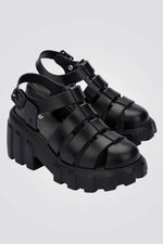 סנדלים מבית המותג MELLISA בעלות מדרס פנימי רך במיוחד שעוטף את הרגל בנוחות בלתי מתפשרת. סולייה חיצונית עמידה שמספקת אחיזה מלאה בקרקע. רצועה אחורית בסגירת אבזם להתאמה מושלמת.