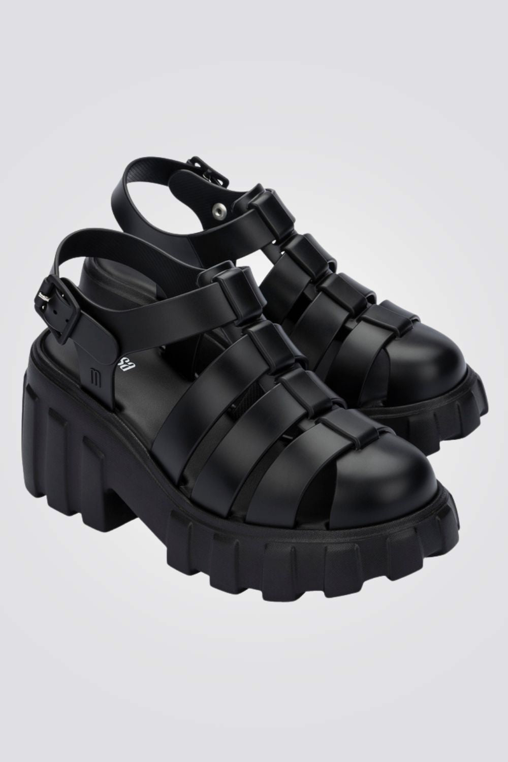 סנדלים מבית המותג MELLISA בעלות מדרס פנימי רך במיוחד שעוטף את הרגל בנוחות בלתי מתפשרת. סולייה חיצונית עמידה שמספקת אחיזה מלאה בקרקע. רצועה אחורית בסגירת אבזם להתאמה מושלמת.