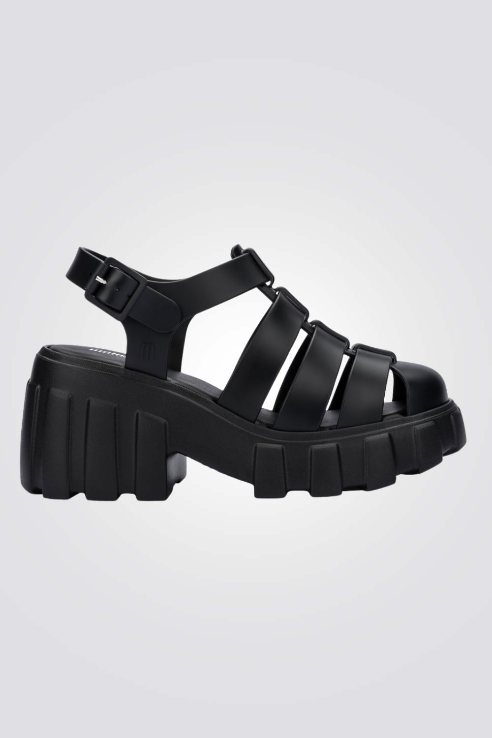 סנדלים מבית המותג MELLISA בעלות מדרס פנימי רך במיוחד שעוטף את הרגל בנוחות בלתי מתפשרת. סולייה חיצונית עמידה שמספקת אחיזה מלאה בקרקע. רצועה אחורית בסגירת אבזם להתאמה מושלמת.