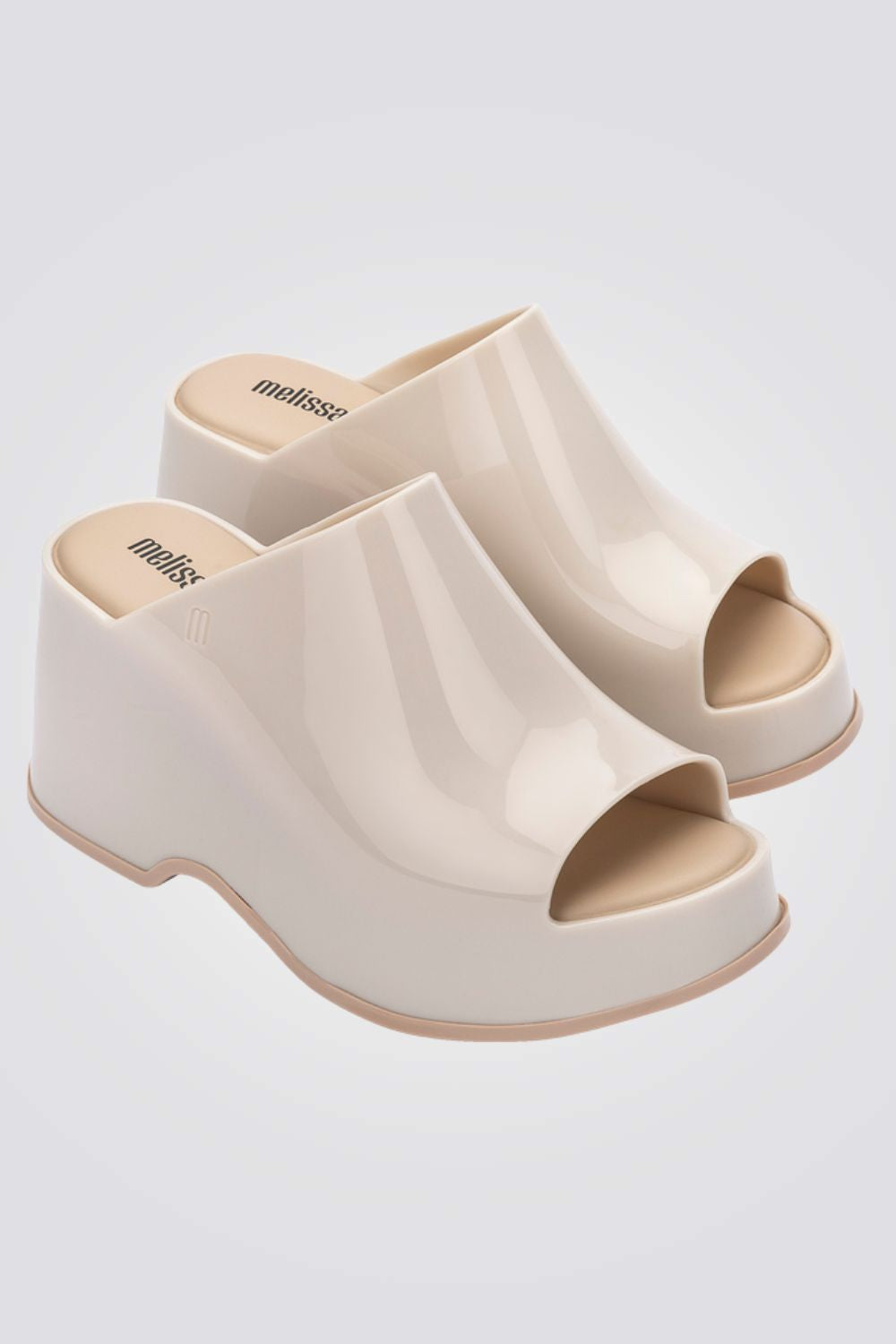 כפכפים מבית המותג MELLISA בעלות מדרס פנימי רך במיוחד שעוטף את הרגל בנוחות בלתי מתפשרת. סולייה חיצונית עמידה שמספקת אחיזה מלאה בקרקע.