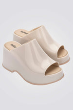 כפכפים מבית המותג MELLISA בעלות מדרס פנימי רך במיוחד שעוטף את הרגל בנוחות בלתי מתפשרת. סולייה חיצונית עמידה שמספקת אחיזה מלאה בקרקע.