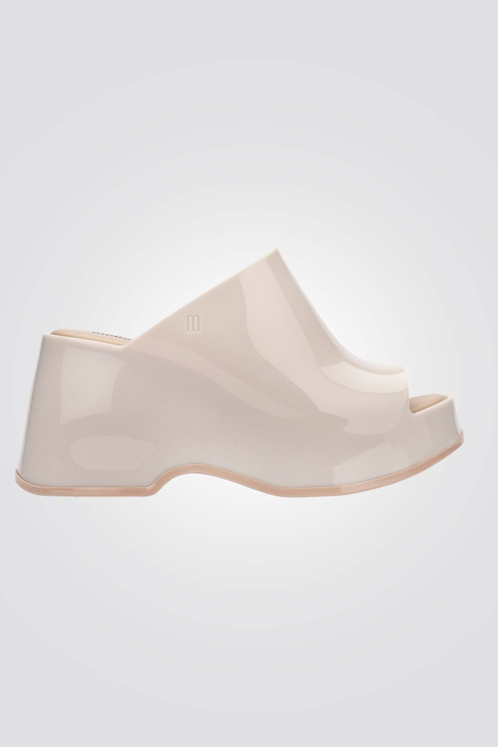 כפכפים מבית המותג MELLISA בעלות מדרס פנימי רך במיוחד שעוטף את הרגל בנוחות בלתי מתפשרת. סולייה חיצונית עמידה שמספקת אחיזה מלאה בקרקע.