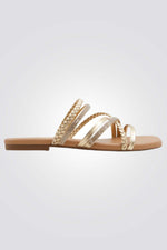 כפכפים מבית המותג CALL IT SPRING, בעלות מדרס פנימי שמעניק נוחות מירבית לאורך היום. סולייה חיצונית שמספקת אחיזה מלאה בקרקע.