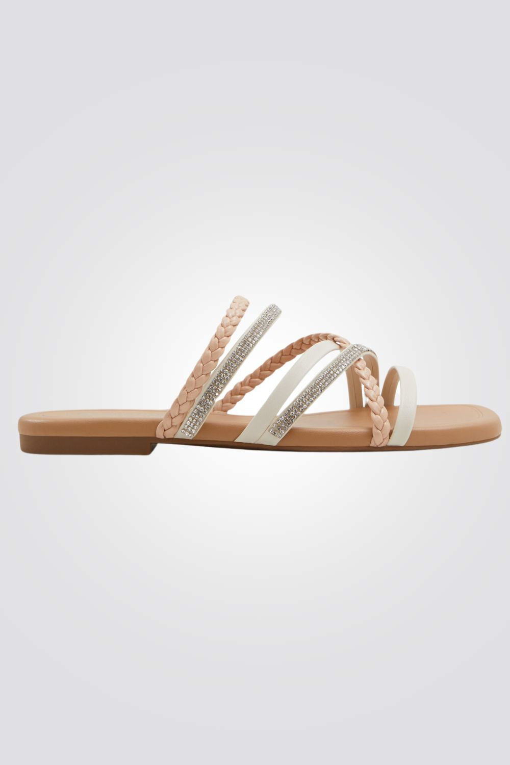 כפכפים מבית המותג CALL IT SPRING, בעלות מדרס פנימי שמעניק נוחות מירבית לאורך היום. סולייה חיצונית, שמספקת אחיזה מלאה בקרקע.