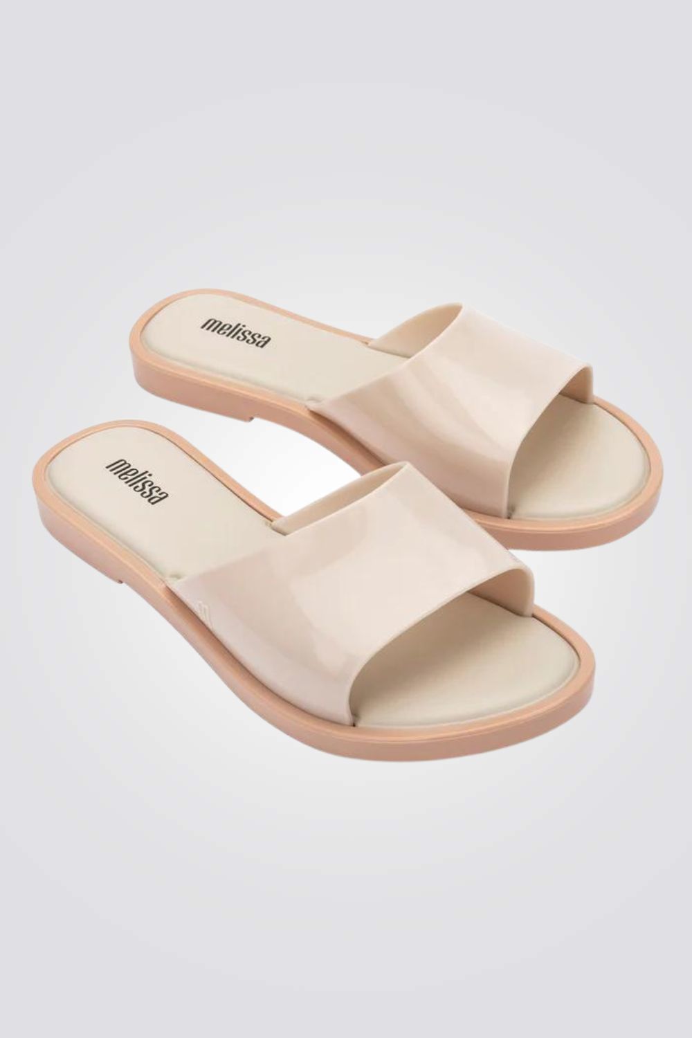 כפכפים מבית המותג MELLISA בעלות מדרס פנימי רך במיוחד שעוטף את הרגל בנוחות בלתי מתפשרת. סולייה חיצונית עמידה שמספקת אחיזה מלאה בקרקע.