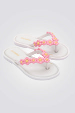 כפכפים מבית המותג MELLISA בעלות מדרס פנימי רך במיוחד שעוטף את הרגל בנוחות בלתי מתפשרת. סולייה חיצונית עמידה שמספקת אחיזה מלאה בקרקע